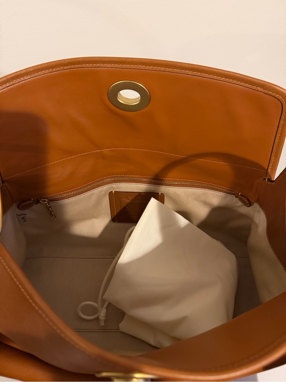 Coach brand new haversack size large Tan Leather Shoulder Bag with Front Pockets - Picture 9 of 12